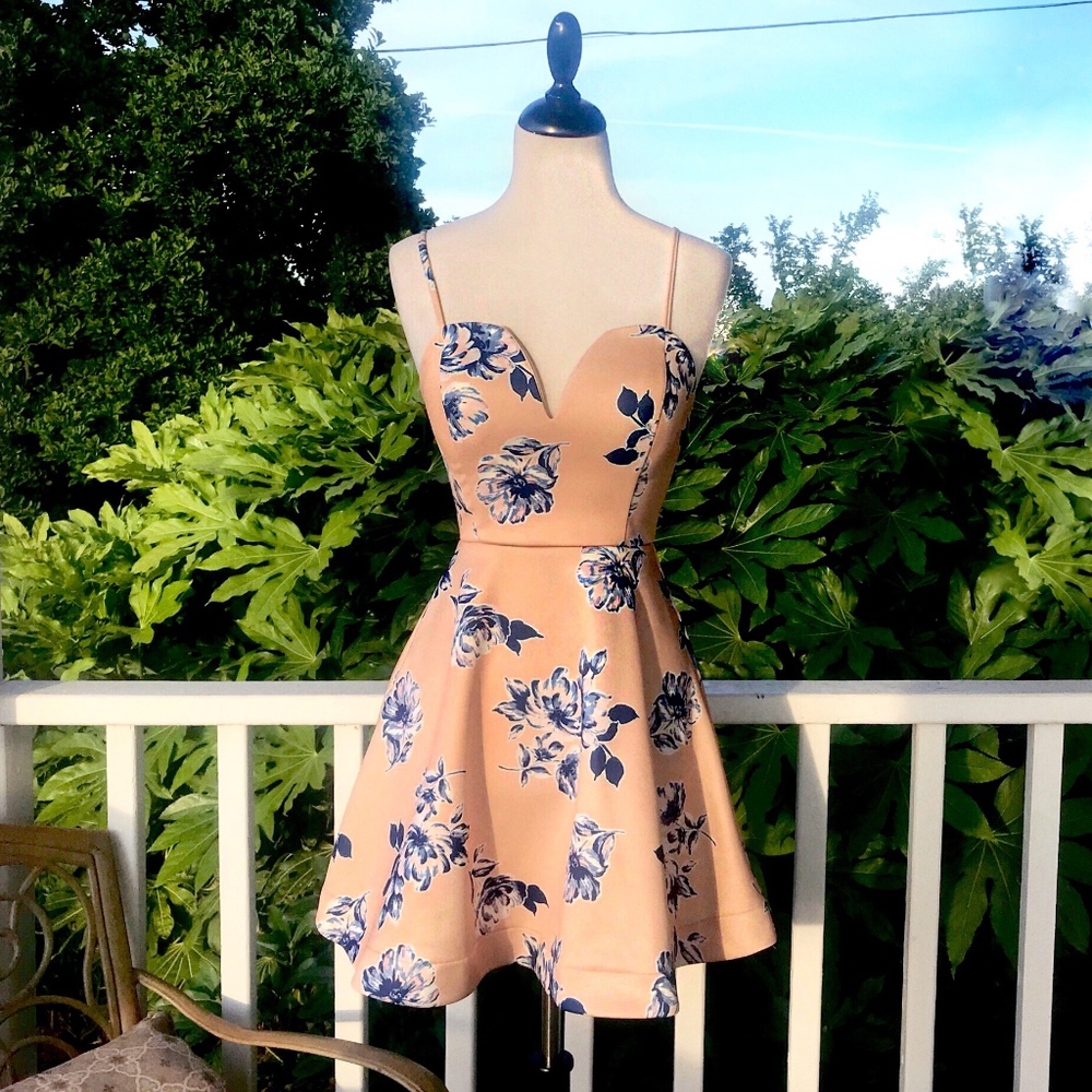 🛑TEMPORARY HOLD🛑 NWOT Peach Femme V-Wire Babydoll Flare Dress